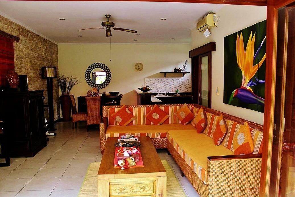 Villa Heliconia Seminyak  Luaran gambar